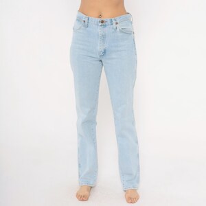 Op de afbeelding: Lichtblauwe denim jeans met een klassiek vijf-zakken ontwerp. De jeans hebben een rechte pijp en een knoop- en ritssluiting. De denim is licht gewassen en de jeans lijken vintage.
