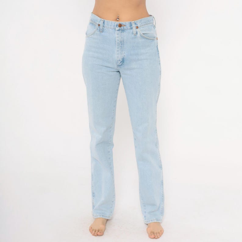 Op de afbeelding: Lichtblauwe denim jeans met een klassiek vijf-zakken ontwerp. De jeans hebben een rechte pijp en een knoop- en ritssluiting. De denim is licht gewassen en de jeans lijken vintage.