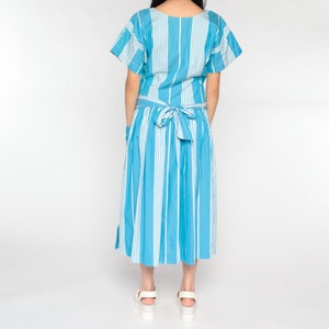 Robe midi rayée des années 80, robe de jour taille basse, taille haute rétro, robe décontractée avec poche, bleu blanc des années 80, coton vintage, bouton sur le côté, moyen 8 image 9