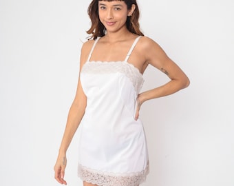Transparent Vit Underklänning 70-tals Lingerie Miniklänning Nylon Krämfärgad Spetskant Boudoir Nattlinne Sexigt Ärmlös Justerbar Band Vintage 1970-tal Liten