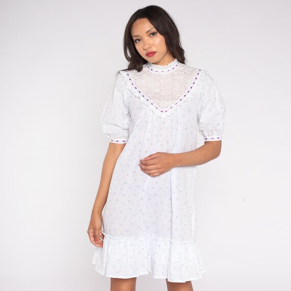 Prairie Floral Dress White Cotton 70s Eyelet Purple Ribbon Puff Sleeve Floral Print Spring Summer Cottagecore Romantic Hawaiian Medium M