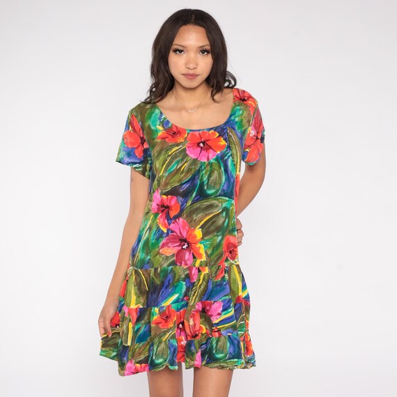 90s Watercolor Hibiscus Mini Dress Jacqueline Studio Coral Pink Floral Green Leaf Print Tiered Ruffle Hem Tropical Rayon Short Sleeve Medium