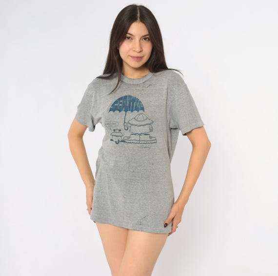 80s Seattle "Sumbitchen Rain" Cat Graphic Tee Grey T Shirt Blue Umbrella Rain Cartoon Souvenir Novelty Top Washington Vintage Medium M