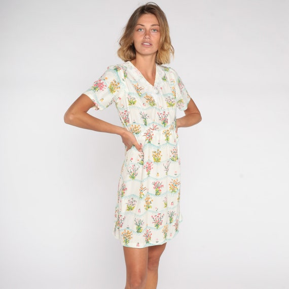 Floral Shift Dress 60s 70s White Wildflower Print Hippie V Neck Lace Trim Short Sleeve Vintage Bohemian 1970s Sixties Boho Retro Medium