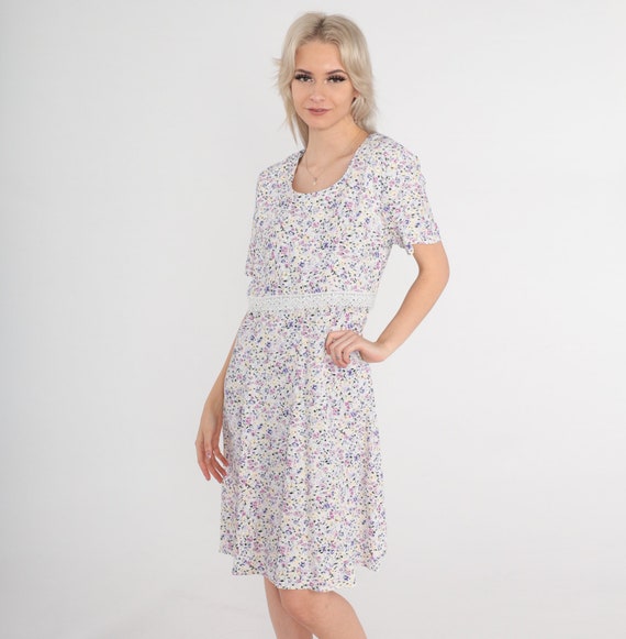 90s Floral Dress White Lace Trim Flower Print Midi Shift Dress Summer Hippie 1990s Bohemian Vintage Retro Purple Short Sleeve Medium 10