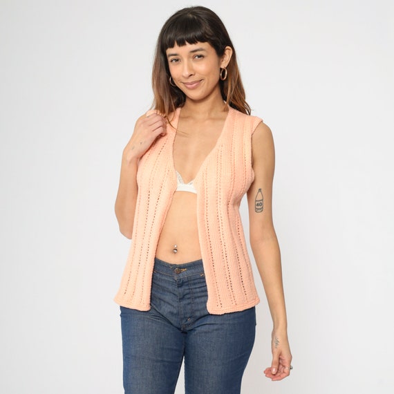 70s Knit Vest Top Peach Textured Semi-Sheer Knitwear Ribbed Sleeveless Sweater Open Front Vest Top 1970s Retro Vintage Small