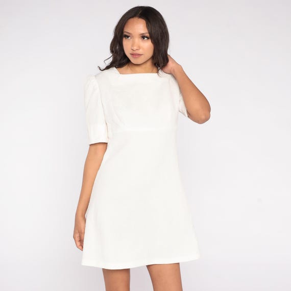 White Mini Dress 60s Square Neck Puff Sleeve Minimalist Mod Twiggy Simple Elegant Wedding Reception Bridal Shower Party Vintage Medium M