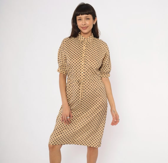 80s Medallion Print Shirtdress Tan Collar Drawstring Waist Puff Sleeve Sand Floral Pattern Camel Day Frock Beige Taupe Vintage Medium M