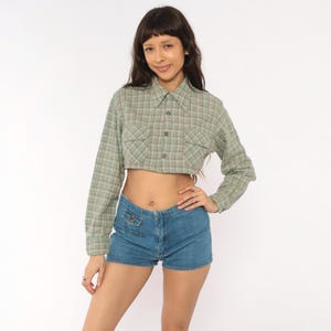 Camisa de lana Towncraft de franela a cuadros corta estilo años 60, color verde y rojo, cuello puntiagudo, top corto, blusa grunge de manga larga, talla M. imagen 3