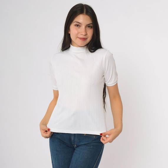 Mock Neck Shirt 70s White Short Sleeve Ribbed Knit Texture Fitted Retro Minimalist Top Polyester Blend 1970s Mod Style Small S