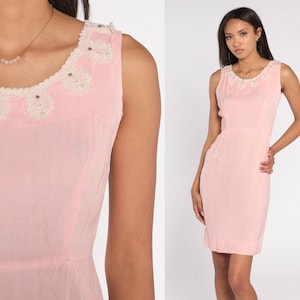 Pinkes Etuikleid 60er Jahre Partykleid Mod Mini Perlen Spitzenbesatz Retro Sixties Twiggy Schlichtes Minikleid ärmellos Vintage 1960er Jahre Extra Small xs