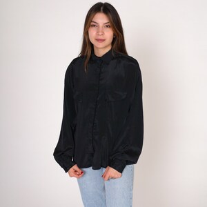 Schwarze Bluse 90er Button Up Top glänzend gestreift Langarm Kragenhemd Retro Basic Formelle adrett schlichter Kragen Vintage 1990s Medium M