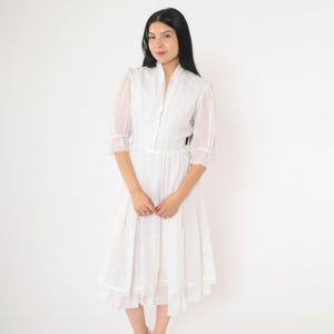 70s Gunne Sax Vestido Vintage Blanco Prairie Vestido Midi Encaje Trim Sheer Puff Manga Alta Talle Perla Botón hasta 1970s Pequeño 9