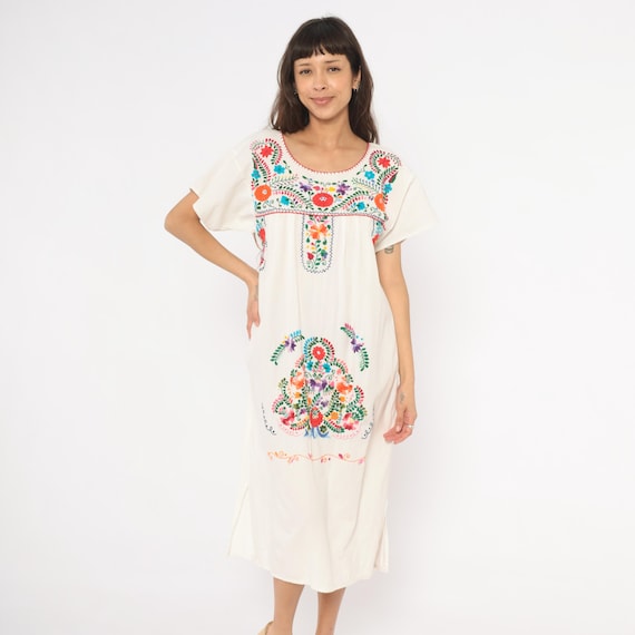 Embroidered Mexican Dress 90s White Cotton Floral Folk Art Puebla Midi Scoop Neck Short Sleeve Colorful Flower Prairie Pullover Medium M