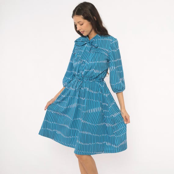 70s Teal Bow Neck Dress Geometric Stripe Print Belted Waist Knee Length Blue Puff Sleeve Button Front A Line Vintage Women's Large L