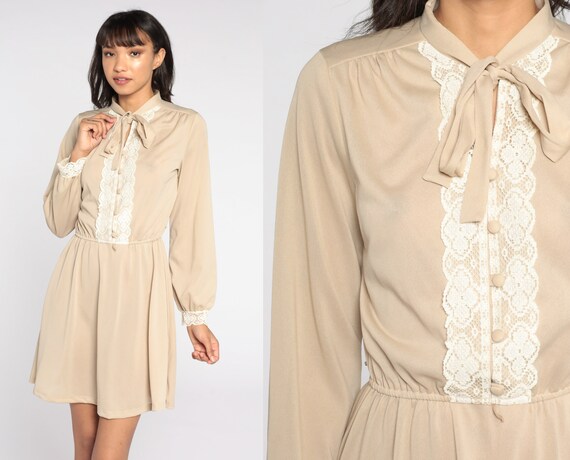 Lace Secretary Dress 70s Beige Tuxedo Victorian Dress Ascot Bow 80s Mini Bohemian Button Up Vintage Boho High Waisted Long Sleeve Medium