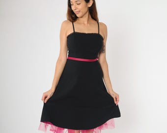 Vintage 90-tals svart festklänning rosa tyll LBD Y2K spaghettiband midi 1990-tals utflykt formell kväll retro stad trianglar liten
