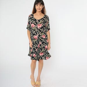 Vintage Floral A-Line Dress 90s Black Flower Print Short Sleeve 1990s Shift Retro Summer Knee Length Mini Festival Scoop Neck Rayon Large