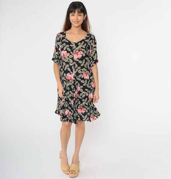 Vintage Floral A-Line Dress 90s Black Flower Print Short Sleeve 1990s Shift Retro Summer Knee Length Mini Festival Scoop Neck Rayon Large