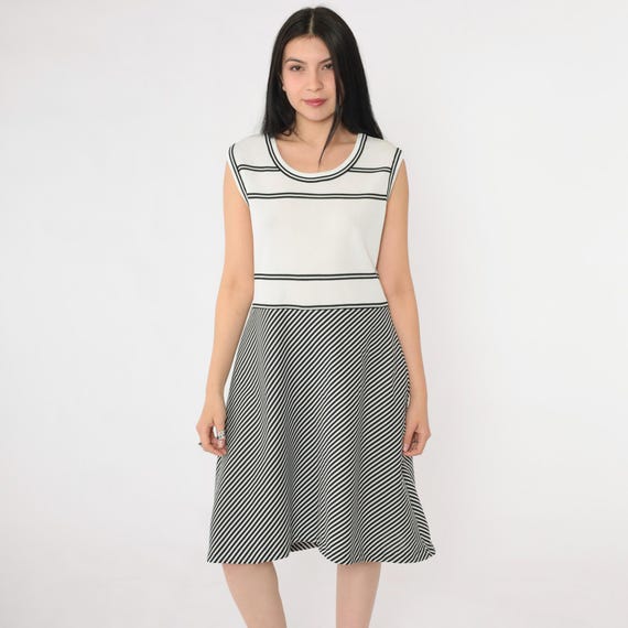 Vintage Mod Striped Dress 70s Mini Dress Black White Op Art Sleeveless Shift Dress Retro Day 60s Casual 1970s Medium 8