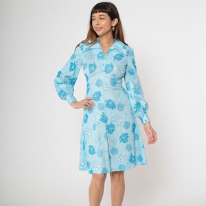 Mini robe florale vintage des années 70, robe nuisette bleue, robe mod des années 60, hippie bohème des années 70, bohème taille empire col, mini robe à manches longues petite