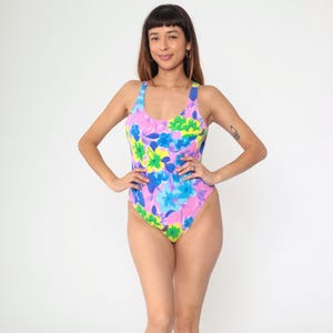Maillot de bain floral des années 90 une pièce maillot de bain tropical maillot de bain rétro dos nu ouvert lumineux fleurs roses violet bleu vintage des années 1990 moyenne