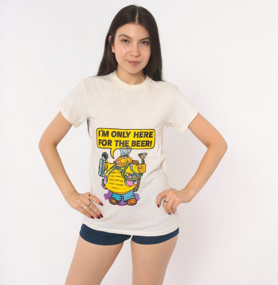 80s Cartoon Tee "Im Only Here For The Beer" Novelty Graphic Print Funny Humor Shirt Cotton Drinking Comedy Vintage Pullover Top Small S