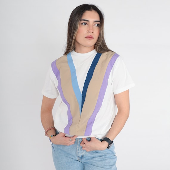 80s Shirt Chevron Striped T-Shirt White Short Sleeve Top Retro Streetwear Casual Blouse Banded Hem Blue Purple Vintage 1980s Small Medium