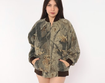 90s Realtree Camo Bomber Jacket Spartan Brown Beige Tree Print Hunting Coat Ribbed Collar Patch Pocket Camouflage Outdoor Boxy Medium M