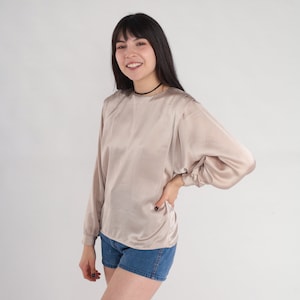 Champagnefärgad blus 80-tals glänsande veckad topp långärmad skjorta knappar i ryggen draperad enfärgad formell glamour cocktail sekreterare chic vintage 1980-tal liten 4