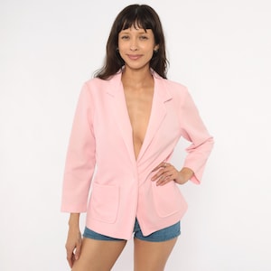 Blazer rosa de los años 70, frente abierto, solapa con muesca, bolsillo de parche, chaqueta rosa rubor, manga tres cuartos, abrigo primaveral pastel coqueto vintage, talla M