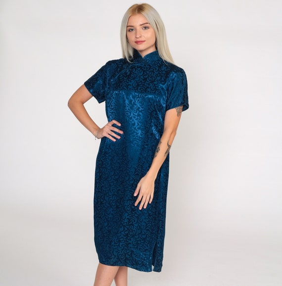 Cheongsam Dress 70s Dark Blue Embossed Asian Inspired Midi Mandarin Collar Frog Closure Short Sleeve Side Slit Shift Vintage 1970s Medium