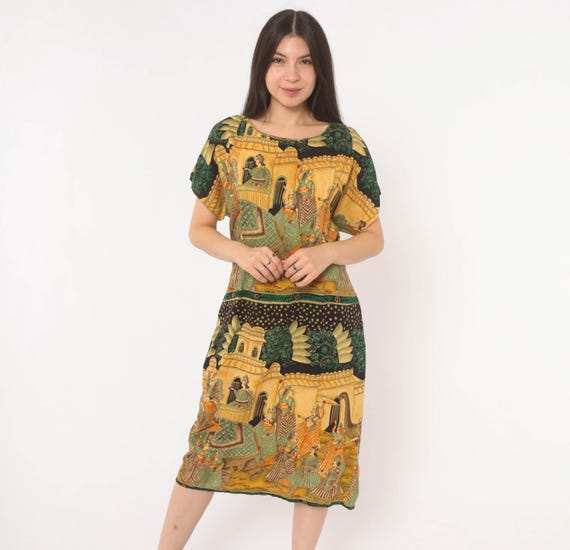 Indian Mughal Inspired Print Dress 90s Mustard Gold Green Scenic Short Sleeve Rayon Novelty Art Pattern Summer Sundress Vintage Medium M