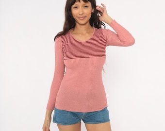 Sweter z prążkowanej dzianiny w kolorze róży, z lat 70., w paski, z panelem na klatce piersiowej, z długim rękawem, dopasowany, Marbella Knits, w kolorze brudnego różu, bluzka vintage, damska, rozmiar S