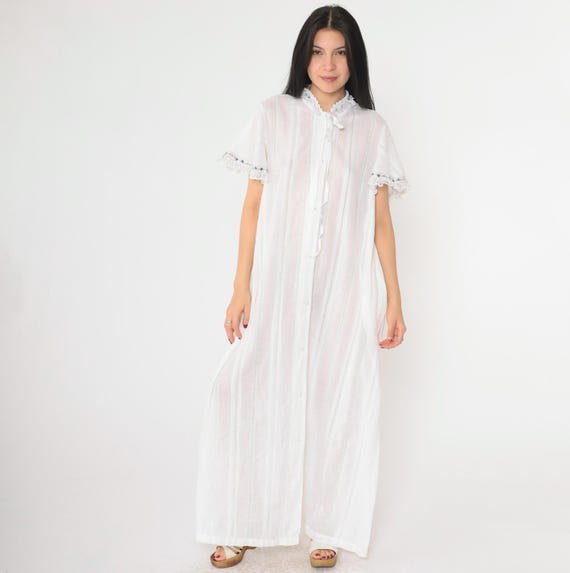 Vintage 1970s White Housecoat L Semi-Sheer Lace Trim Robe Embroidered Floral Short Sleeve Long Lounge Coat Duster Button up Summer Large