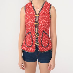 Chaleco acolchado con estampado floral de los años 70, estilo hippie, estilo bohemio, con estampado de calicó rojo, sin mangas, con botones para festivales, estilo bohemio, años 70, talla extra pequeña xs 0 imagen 9