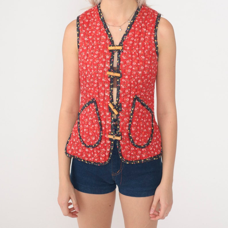 Chaleco acolchado con estampado floral de los años 70, estilo hippie, estilo bohemio, con estampado de calicó rojo, sin mangas, con botones para festivales, estilo bohemio, años 70, talla extra pequeña xs 0 imagen 9