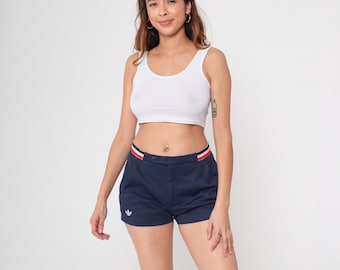 Spodenki sportowe Adidas z lat 80. w kolorze granatowym, czerwonym i białym, w paski, vintage, z wysokim stanem, kieszeniami bocznymi, z logo Trefoil, odzież sportowa do tenisa, rozmiar M