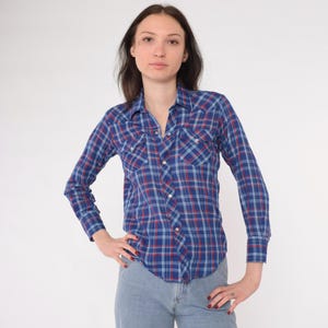 Chemise western à carreaux écossais des années 80, bleu royal rouge boutonné, chemise pression perlée vintage rodéo à col et manches longues Cowboy des années 80, très petite, petite