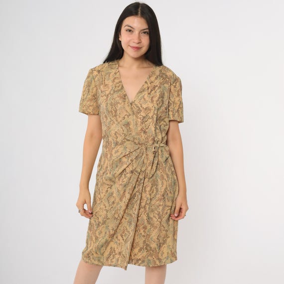 90s Snake Print Wrap Dress Short Sleeve V Neck Tie Waist Beige Brown Green Abstract Pattern Vintage Secretary Office Medium M 8