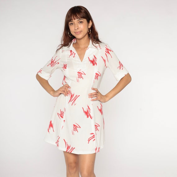 70s Mini Dress White Brushstroke Dress Shift Mod V Neck Collared Dress Short Sleeve Vintage 1970s Twiggy Red Scribble Print Small S