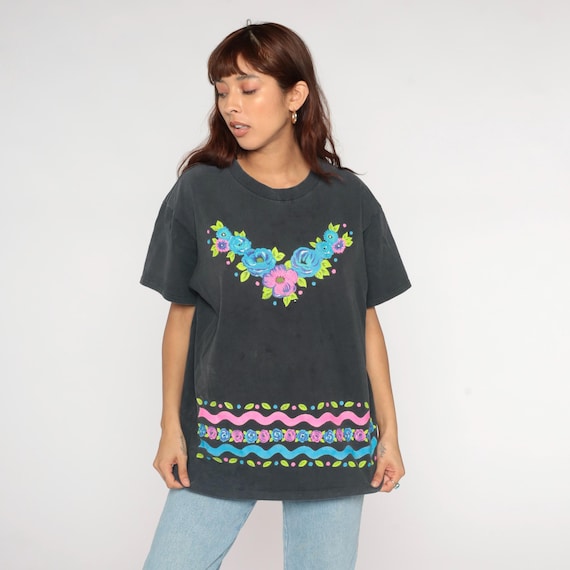 90s Floral Tee Gray Cotton Shirt Blue Pink Roses Green Leaves Short Sleeve Wavy Stripe Border Print Colorful Vintage Top Artsy Roses Large L