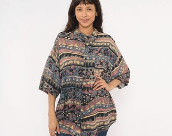 Jaren 90 abstract tribal shirt rayon boxy ontspannen pasvorm korte mouw paars blauw mauve crème geometrisch patroon funky unisex vintage top grote L
