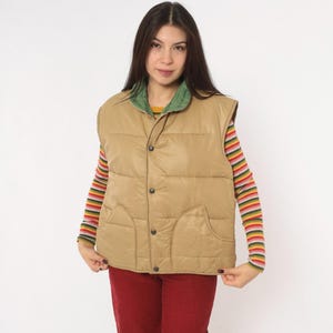 Chaleco acolchado de los 80 color beige y verde, con botones a presión en la parte delantera, sin mangas, estilo chaqueta de esquí acolchada, color camel y caqui, con bolsillos, ideal para superponer capas, estilo gorpcore vintage, talla S.