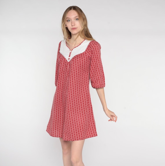 Red Prairie Dress 70s Striped Calico Floral Print Mini Dress Peasant Lace Bib Cottagecore Bohemian Hippie Short Sleeve Vintage 1970s Small S
