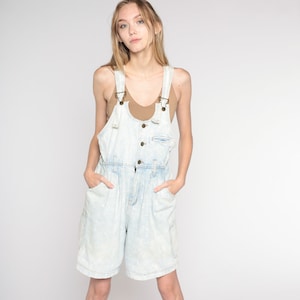Vintage Acid Wash Denim Shortalls 90er Jahre Overall Shorts Latz Hosenträger Hellblauer Jean Button up Strampler Plissee Shorts 1990er Jahre London Medium M