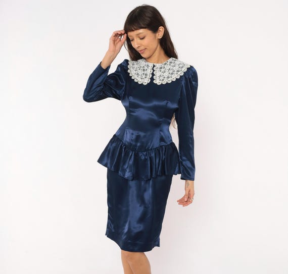 80s Satin Peplum Dress Lace Collar Long Sleeve Fitted Waist Knee Length Puff Shoulder Victorian Feminine Ruffle Hem Trim Vintage Small S