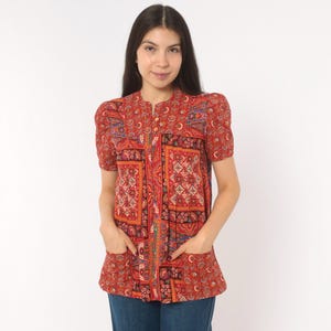 70-talsblus med paisleymönster, rödorange, mandarinkrage, bomull, kortärmad, knappar fram, blommigt folkmönster, tunika, skjorttopp, extra liten, XS