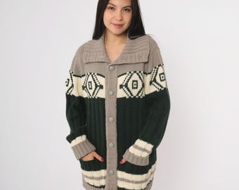Suéter tipo cárdigan de los años 70 con estampado geométrico de rombos en verde topo y cuello chal, abotonado, estilo cabaña, invierno, acogedor, rústico, bosque, talla grande L