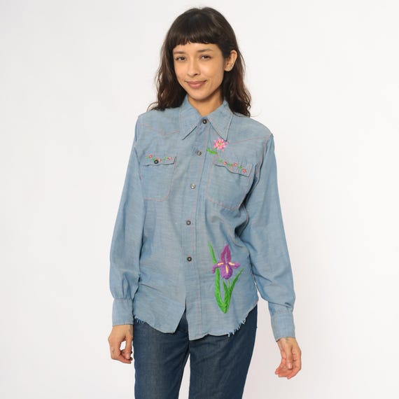 70s Embroidered Chambray Shirt Floral Western Ranch Blue Denim Look Cottage Core Prairie Iris Flowers Raw Hem Hippie Vintage Top Medium M